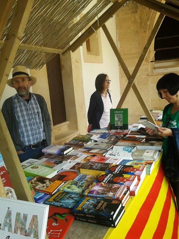 Paradeta de llibres en català. Festa de Monti-sion 2014